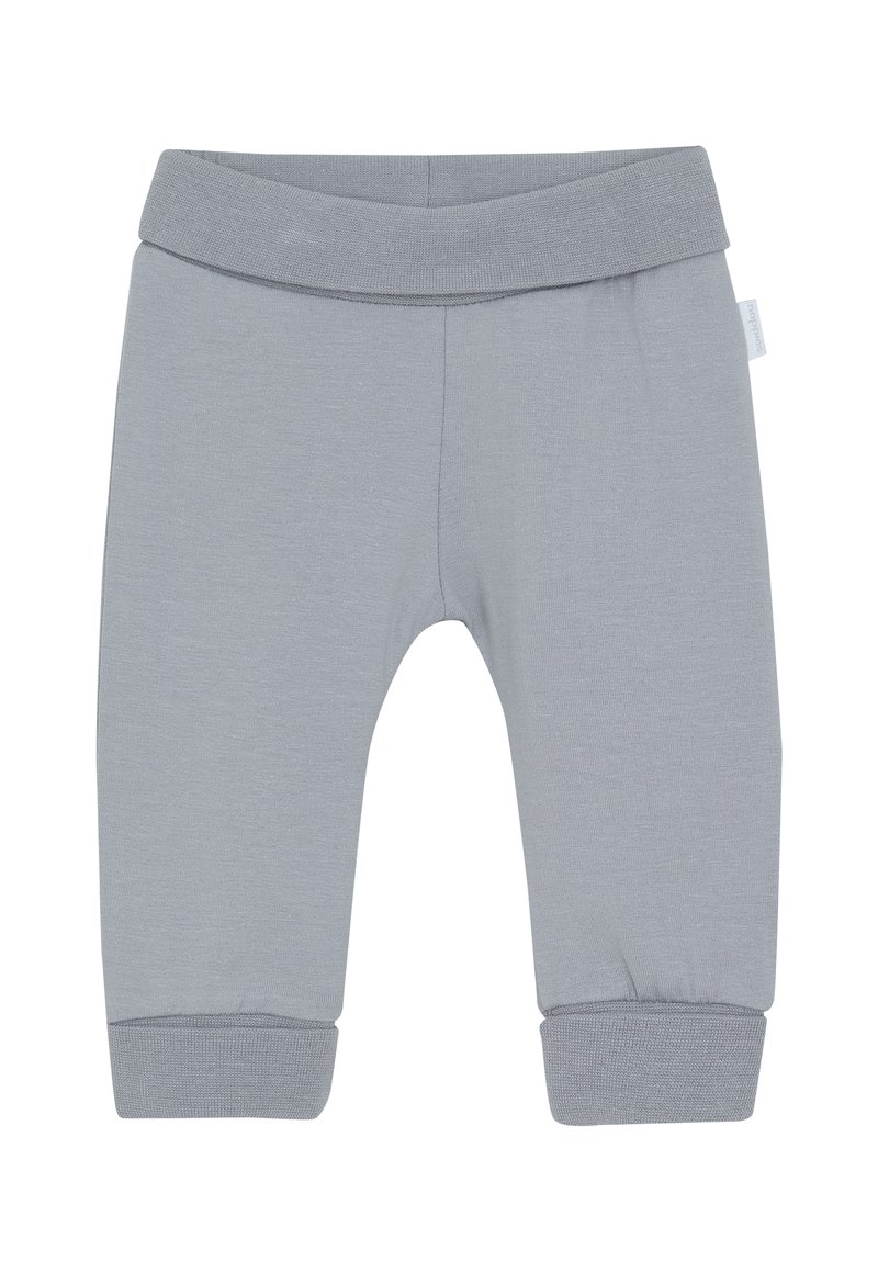 Zachte lichtgrijze babybroekjes met opgevouwen tailleband en manchetten, naadloos ontwerp en een klein zijlabel van stof.