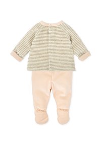 Top de manga larga a rayas en gris claro y crema con cierre de botones y puños en rosa pálido, combinado con pantalones tipo pie en color durazno suave.