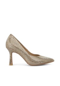 Pump con tacco alto dorato scintillante con punta affusolata, caratterizzato da un motivo a griglia di piccoli strass su una parte superiore sintetica e una suola beige.