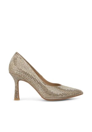 Pump con tacco alto dorato scintillante con punta affusolata, caratterizzato da un motivo a griglia di piccoli strass su una parte superiore sintetica e una suola beige.