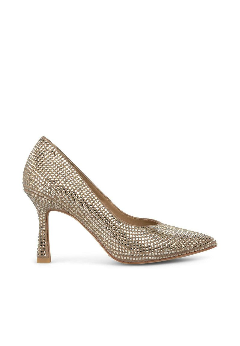 Pump con tacco alto dorato scintillante con punta affusolata, caratterizzato da un motivo a griglia di piccoli strass su una parte superiore sintetica e una suola beige.