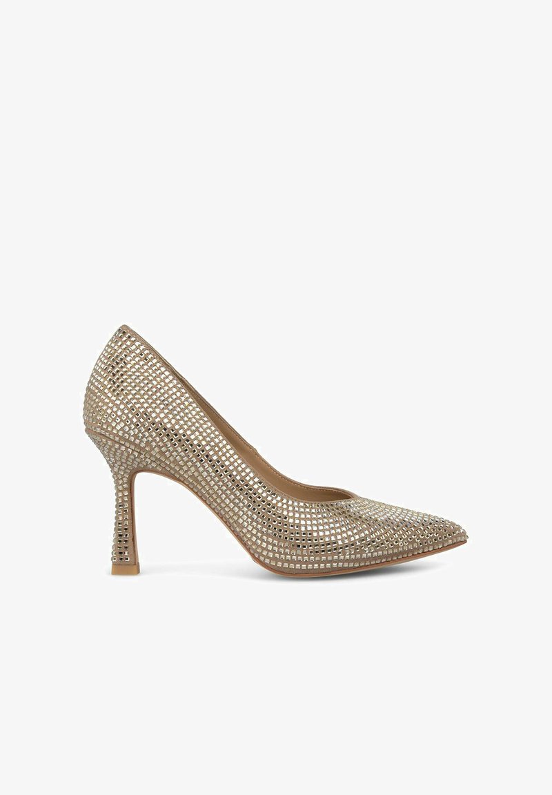 Pump con tacco alto dorato scintillante con punta affusolata, caratterizzato da un motivo a griglia di piccoli strass su una parte superiore sintetica e una suola beige.