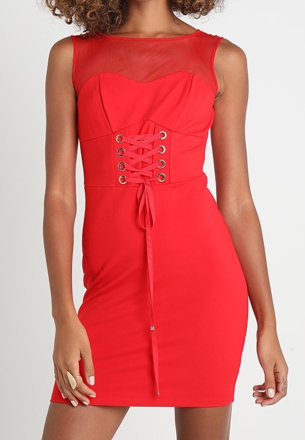 Robe moulante rouge sans manches avec un col transparent et un détail avant à lacets style corset, portée par une personne aux cheveux bouclés.