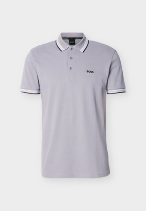Helehall polo¬särk, mille krael ja varrukatel on musta ja valge triibud, kolm nööbiga plastron ning rinnal väike tikitud logo.
