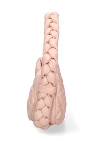 Borsa a manico intrecciato realizzata in morbida pelle rosa, caratterizzata da una silhouette arrotondata e una texture trapuntata con una robusta tracolla laterale.