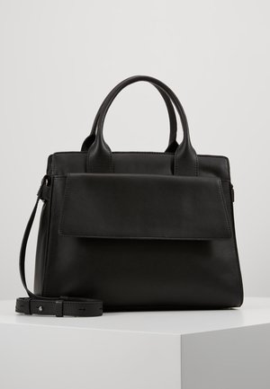 Schwarze Lederhandtasche mit Doppelhenkeln, Frontklappfach und abnehmbarem, verstellbarem Schulterriemen auf weißem Untergrund.