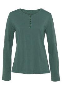 Camicia in cotone verde a maniche lunghe con scollatura rotonda e una pattina con sei bottoni scuri sul davanti. Texture morbida.