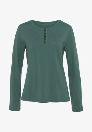 Camicia in cotone verde a maniche lunghe con scollatura rotonda e una pattina con sei bottoni scuri sul davanti. Texture morbida.