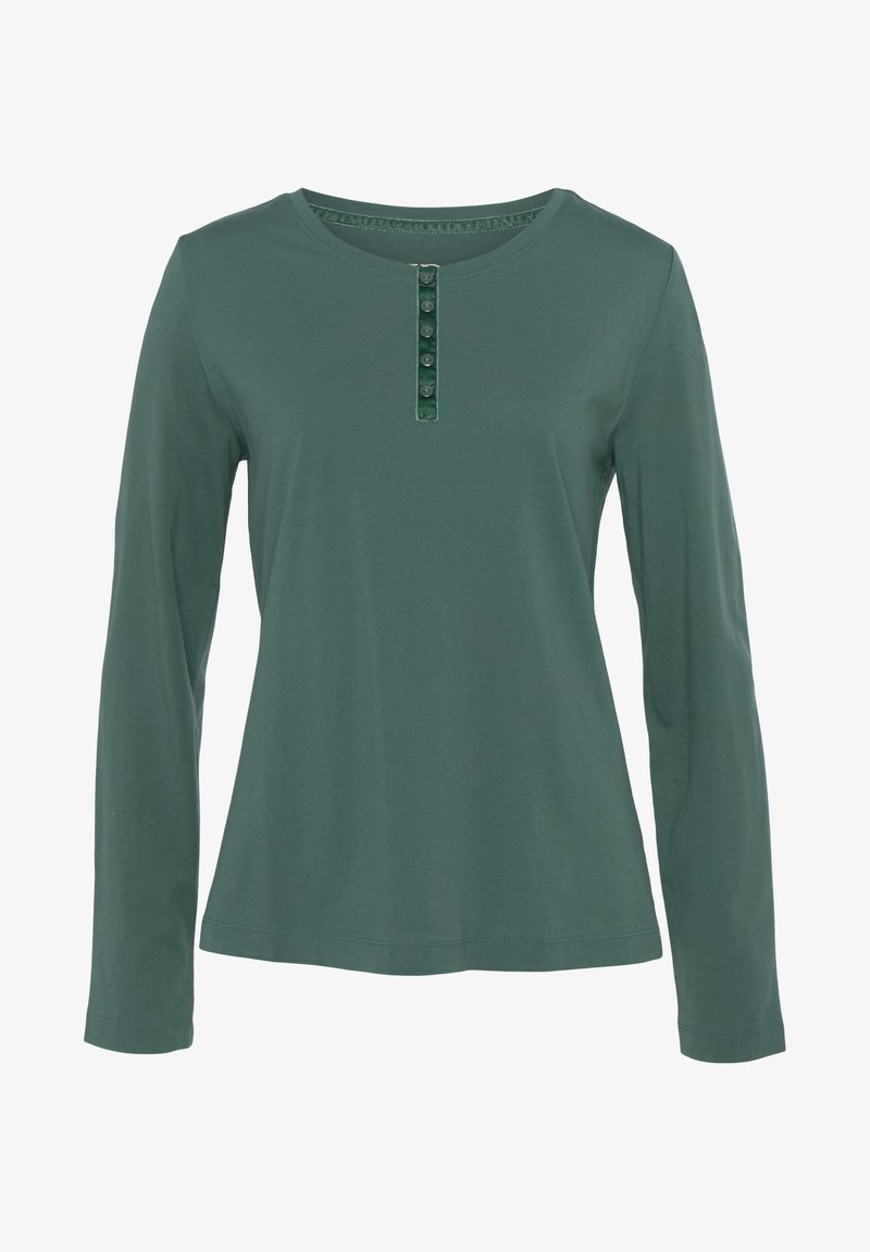 Langärmliges grünes Baumwollhemd mit rundem Halsausschnitt und einer Knopfleiste vorne mit sechs dunklen Knöpfen. Weiche Textur.