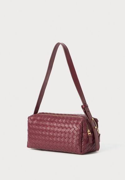 Geantă din piele țesută burgundy, cu formă rectangulară, curea de umăr ajustabilă și închidere cu fermoar auriu.
