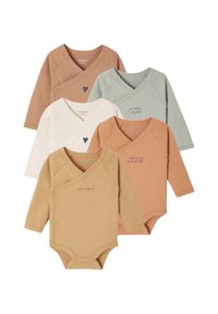 Fünf langärmelige Babybodysuits in verschiedenen Farben: beige, creme, hellgrün und hellbraun. Aus weichem Baumwollstoff mit Druckdetails und Druckknopfverschlüssen.