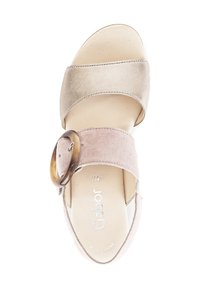 Sandačky s otevřenou špičkou, které mají metalicky zlatou svrchní část a měkký růžový pásek, zdobené kulatou přezkou s želvovinovým vzorem. Viditelná vycpaná stélka.