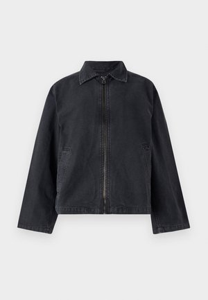 Svart denimjakke med glidelås foran, spiss krage, lange ermer og sidelommer; har en avslappet passform og subtil tekstur.