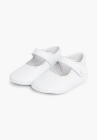 Witte leren Mary Jane-schoenen met een scalloped uitsnijd ontwerp en verstelbare riem. Zachte binnenvoering, ronde neus en platte zool.