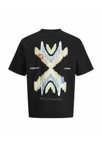 Sort bomulds t-shirt med et farverigt grafisk design på ryggen, med abstrakte former i lyseblå, grøn, beige og brun.