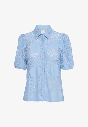 Lichtblauwe blouse met korte mouwen en een kraag. Bevat bloemachtige kantpatronen en een textuurstof, met knopen aan de voorkant.