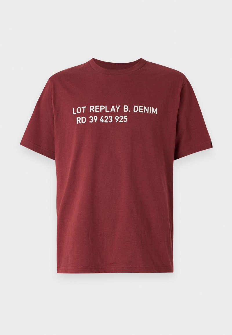 Bordeauxfarbenes T-Shirt aus Baumwolle mit auffälligem weißen Text: "LOT REPLAY B. DENIM RD 39 423 925" auf der Brust. Mit kurzen Ärmeln und Rundhalsausschnitt.