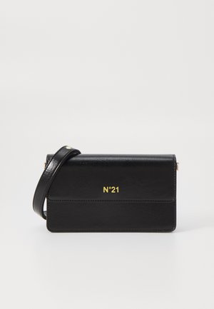 Černá kožená crossbody taška s hladkým povrchem, zlatým logem "N°21", klopovým uzavřením a nastavitelným popruhem.