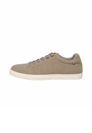 Lavtop taupe ruskind sneaker med matchende snørebånd og hvid gummisål, vist fra siden mod en hvid baggrund.