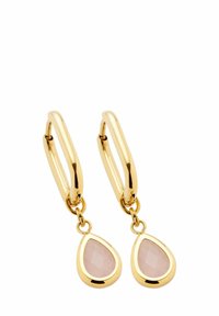 Orecchini a cerchio in oro con pendente a goccia in pietra rosa, caratterizzati da una finitura lucida e un design leggermente sfaccettato, sospesi da un collegamento.