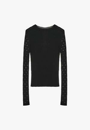 Schwarzes geripptes Langarmshirt mit Rundhalsausschnitt. Ein Arm ist mit verstreuten Strasssteinen verziert. Der Stoff scheint weich zu sein und hat eine figurbetonte Silhouette.