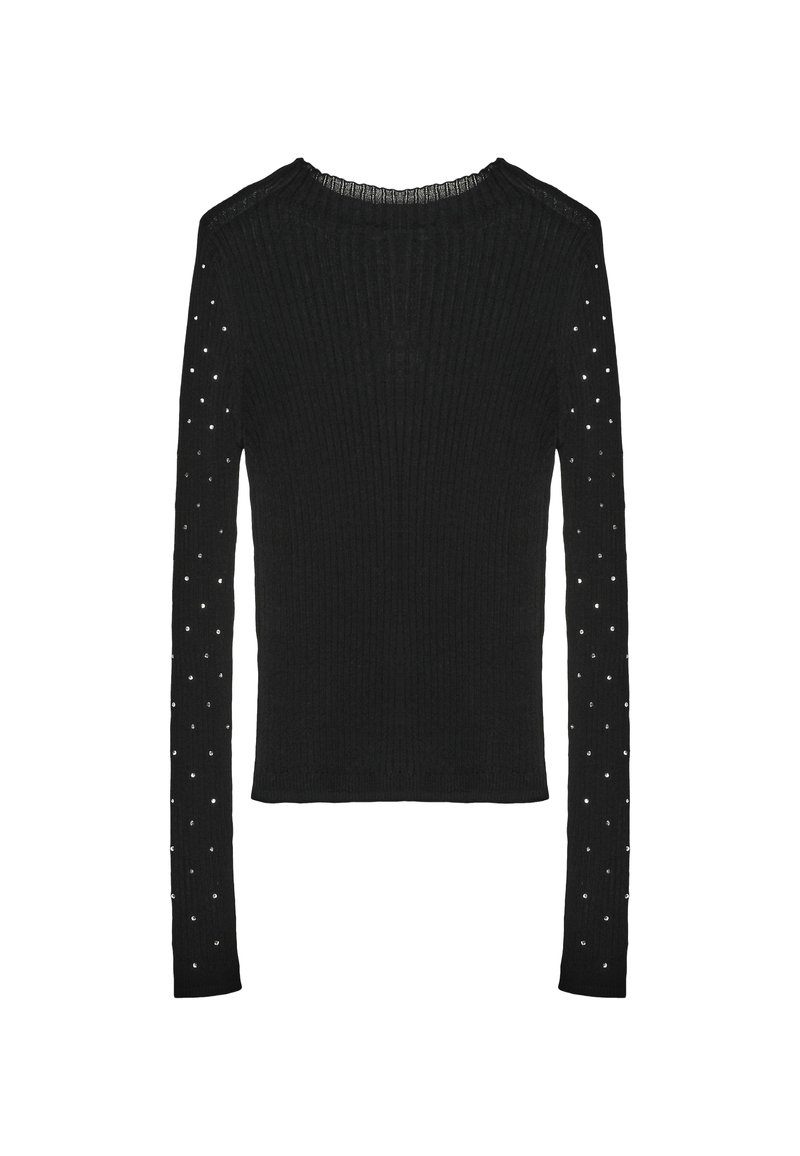 Schwarzes geripptes Langarmshirt mit Rundhalsausschnitt. Ein Arm ist mit verstreuten Strasssteinen verziert. Der Stoff scheint weich zu sein und hat eine figurbetonte Silhouette.