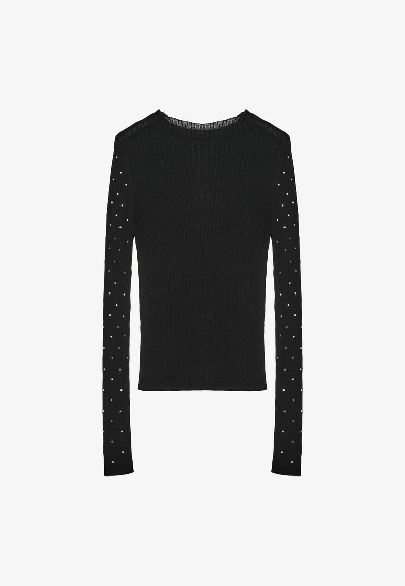 Schwarzes geripptes Langarmshirt mit Rundhalsausschnitt. Ein Arm ist mit verstreuten Strasssteinen verziert. Der Stoff scheint weich zu sein und hat eine figurbetonte Silhouette.