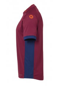 Bordeaux sporttrui met blauwe zijkanten, korte mouwen en een oranje logo op de linkerbovenkant. Gemaakt van een lichtgewicht, ademend materiaal.