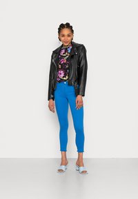 ONLY ONLBLUSH ANKRAW - Calças de ganga de corte skinny - strong blue