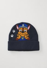 Marine strikket lue med en brodert karakterdesign med store ører, en blå caps, og poteavtrykk på siden.