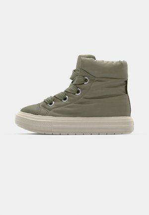 Høye sneakers i olivengrønn nylon med polstret ankel, snøring foran, og lys gummisåle med horisontale riller.
