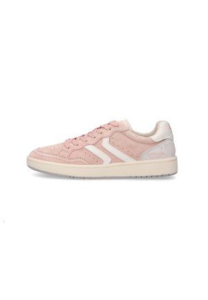 Niedriger rosa Veloursleder-Sneaker mit weißen Akzenten, perforierten Details und einer strukturierten cremefarbenen Sohle.