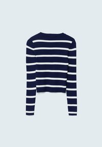Maglione a maniche lunghe a righe navy e bianche con una texture a coste e un design cropped, caratterizzato da un collo rotondo e maniche aderenti.