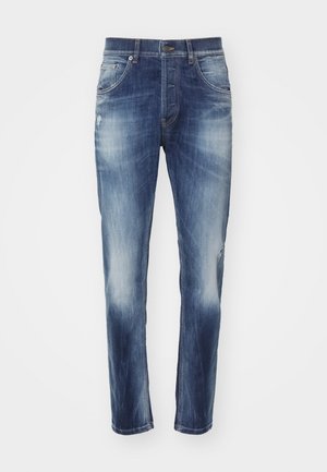 Jeans in denim blu con una lavatura effetto sbiadito, dettagli strappati e un taglio dritto. Presentano passanti per cintura e chiusura a bottoni.