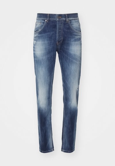 Jeans in denim blu con una lavatura effetto sbiadito, dettagli strappati e un taglio dritto. Presentano passanti per cintura e chiusura a bottoni.