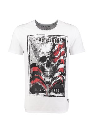 Biały bawełniany t-shirt z graficznym motywem czaszki oraz czerwono-niebieskimi falującymi flagami i napisem "WOLNOŚĆ NIE JEST NIGDY ZA DARMO" w kolorze czarnym.