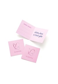 Rožinės padėkos kortelės su įspaustu drugelio dizainu ir užrašu "GLANZVOLL", turinčios linijas žinutėms viduje. Elegantiškas, tekstūruotas paviršius.