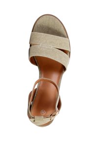 Sandale beige à bout ouvert avec deux larges brides en tissu, bride de cheville avec boucle, et semelle intérieure marron rembourrée, taille 39.