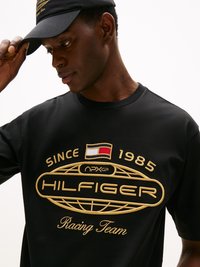 Svart bomull T-skjorte med gullbrodert "Hilfiger Racing Team"-logo og detaljer, rund hals, med en matchende svart caps.