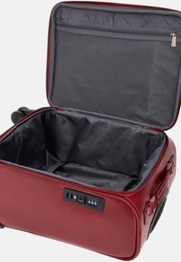 Roter Hartschalenkoffer mit einer strukturierten Außenseite, einem grauen Innenfutter aus Stoff und einem integrierten Kombinationsschloss. Verfügt über eine mit Reißverschluss versehene Netztasche.