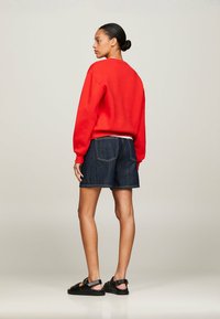 Tommy Hilfiger LOGO - Sudadera - fierce red