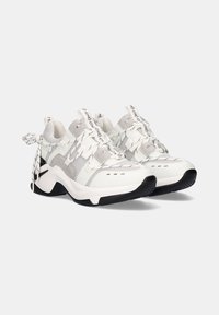 Zapatillas deportivas blancas y grises con malla transpirable, acentos texturizados, suela gruesa y lengüetas para tirar. Suela exterior de goma negra destacada.