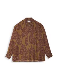 Chemise marron à boutons avec manches longues, ornée de grands papillons violet foncé et d'un col pointu.