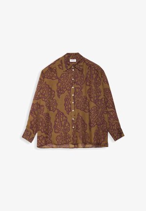 Chemise marron à boutons avec manches longues, ornée de grands papillons violet foncé et d'un col pointu.