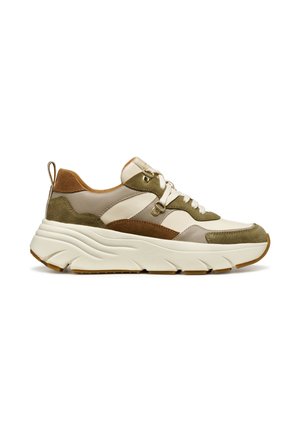 Sneakers atletici chunky caratterizzati da una combinazione di suede e pelle in verde oliva, beige e marrone, con una spessa suola bianca e design con lacci.