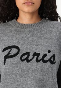 Vero Moda VMBOOM O NECK TEXT PULLOVER - Maglione - medium grey/black