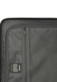 Schwarz gefütterter Koffer mit einem Netztaschenfach, einem Reißverschlussfach und einem gestreiften Stoffmuster zur Organisation und vielseitigen Aufbewahrung.