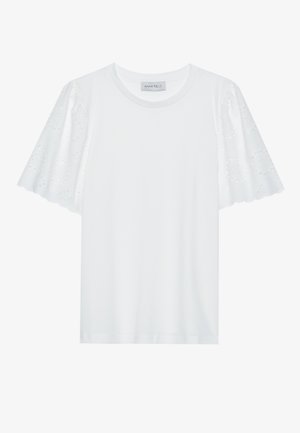 Hvit t-skjorte med korte, utvidede ermer som har et broderie anglaise-mønster. Glatt stoff og klassisk rund hals.