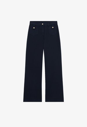 Pantalon large bleu marine foncé à taille haute, avec deux poches avant à rabat ornées de boutons dorés, et une fermeture centrale par bouton.