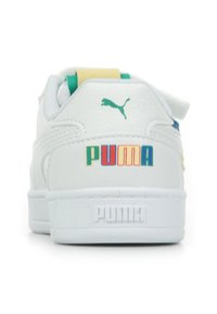 Białe sneakersy z chropowatej skórzanej cholewki. Posiadają kolorowe logo PUMA w kolorach czerwonym, niebieskim, zielonym i żółtym na pięcie. Płaska biała podeszwa.